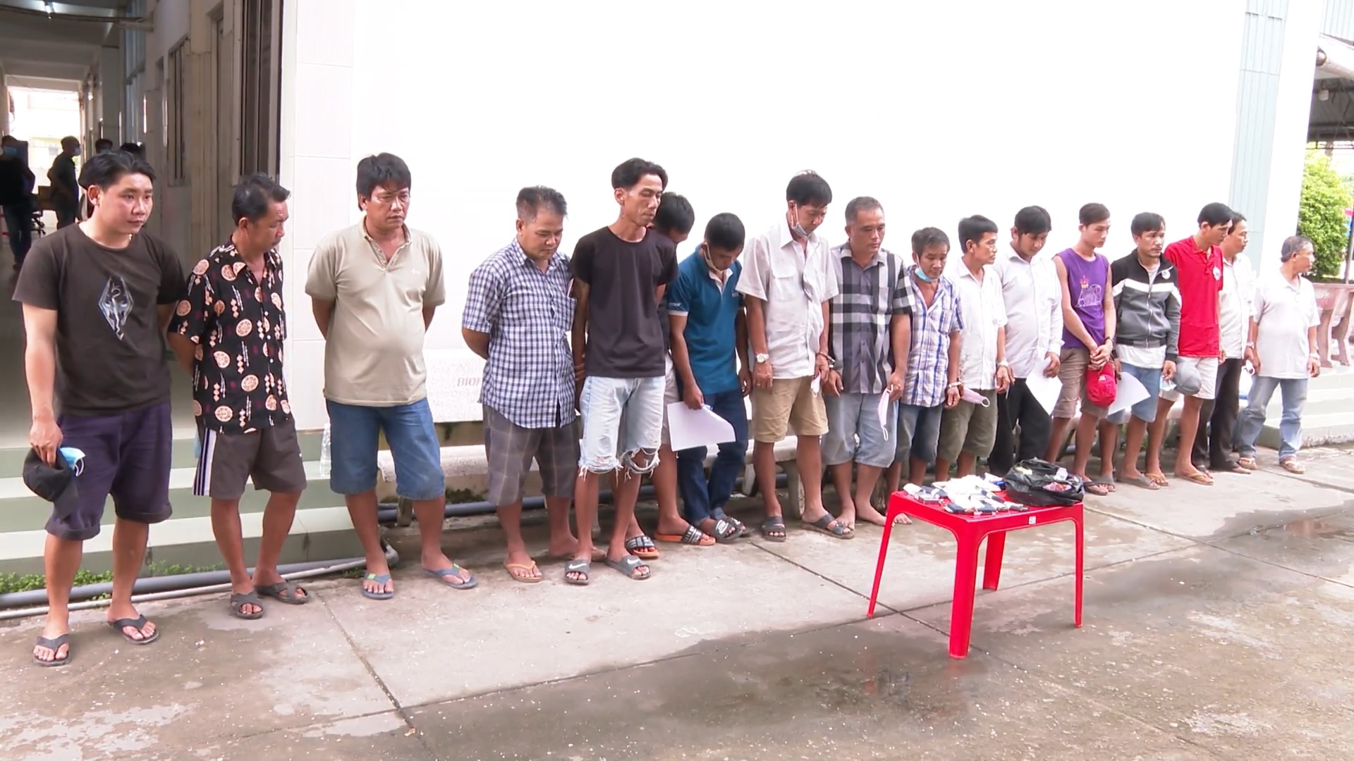 Vĩnh Long: Công khai mưa bắt quả tang 17 người đánh bạc trong chuồng heo - ảnh 2